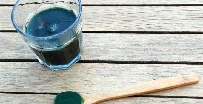 Spirulina má řadu vědecky podložených pozitivních účinků. Ať už se jedná o prevenci proti nachlazení nebo pozitivní efekt při hubnutí.