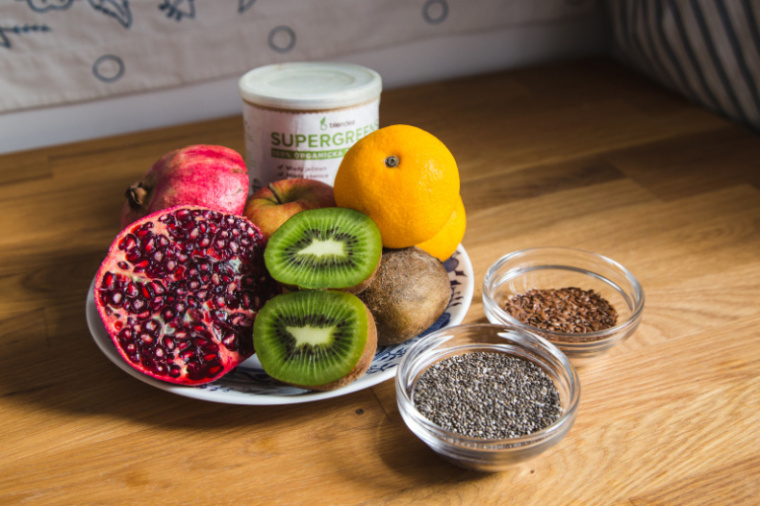 smoothie z granátového jablka a kiwi