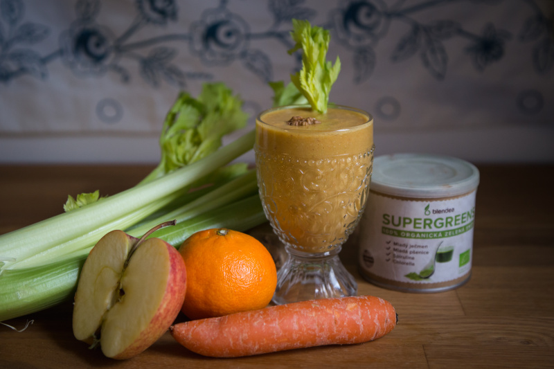 celerové smoothie s mrkví, jablkem, mandarinkou a blendeou 