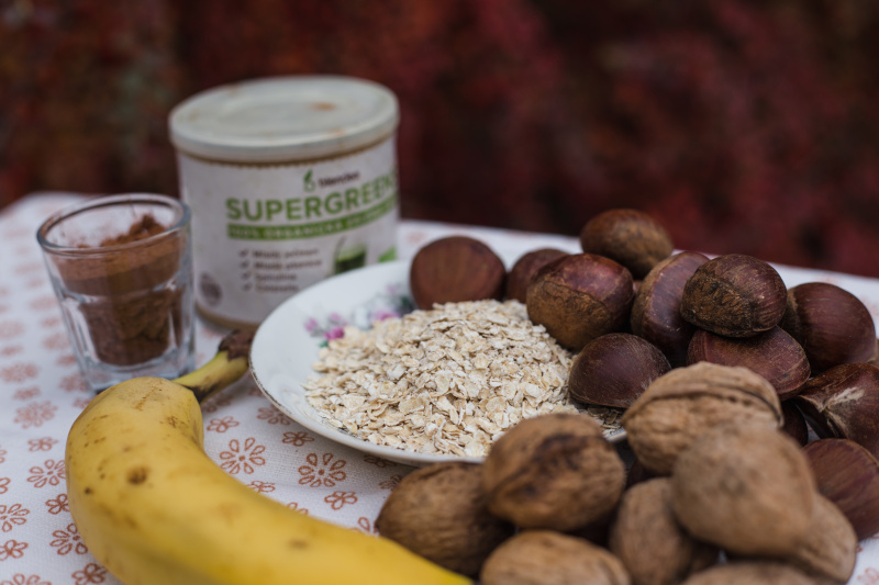 smoothie bowl s kaštany a ořechy