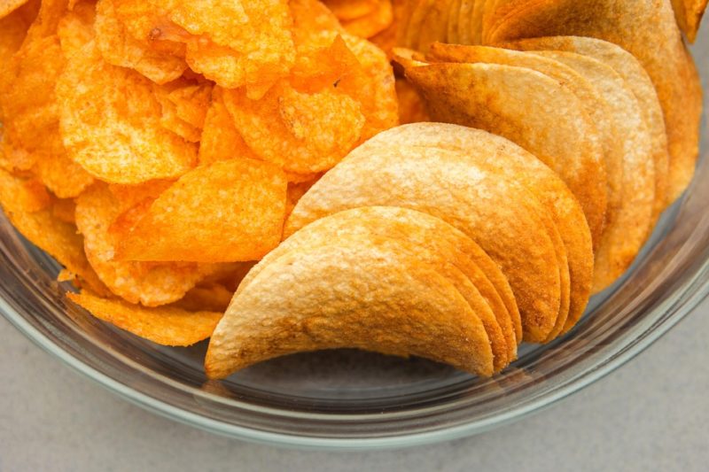 nezdravé solené chipsy