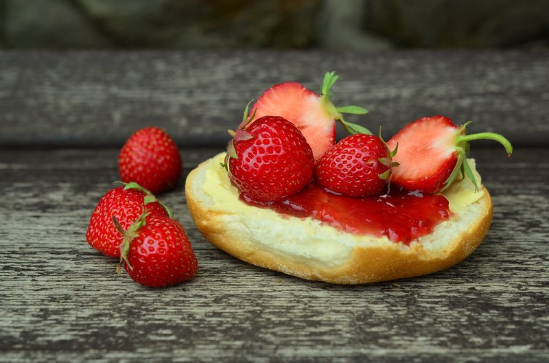 jahody a marmeláda s máslem na housce